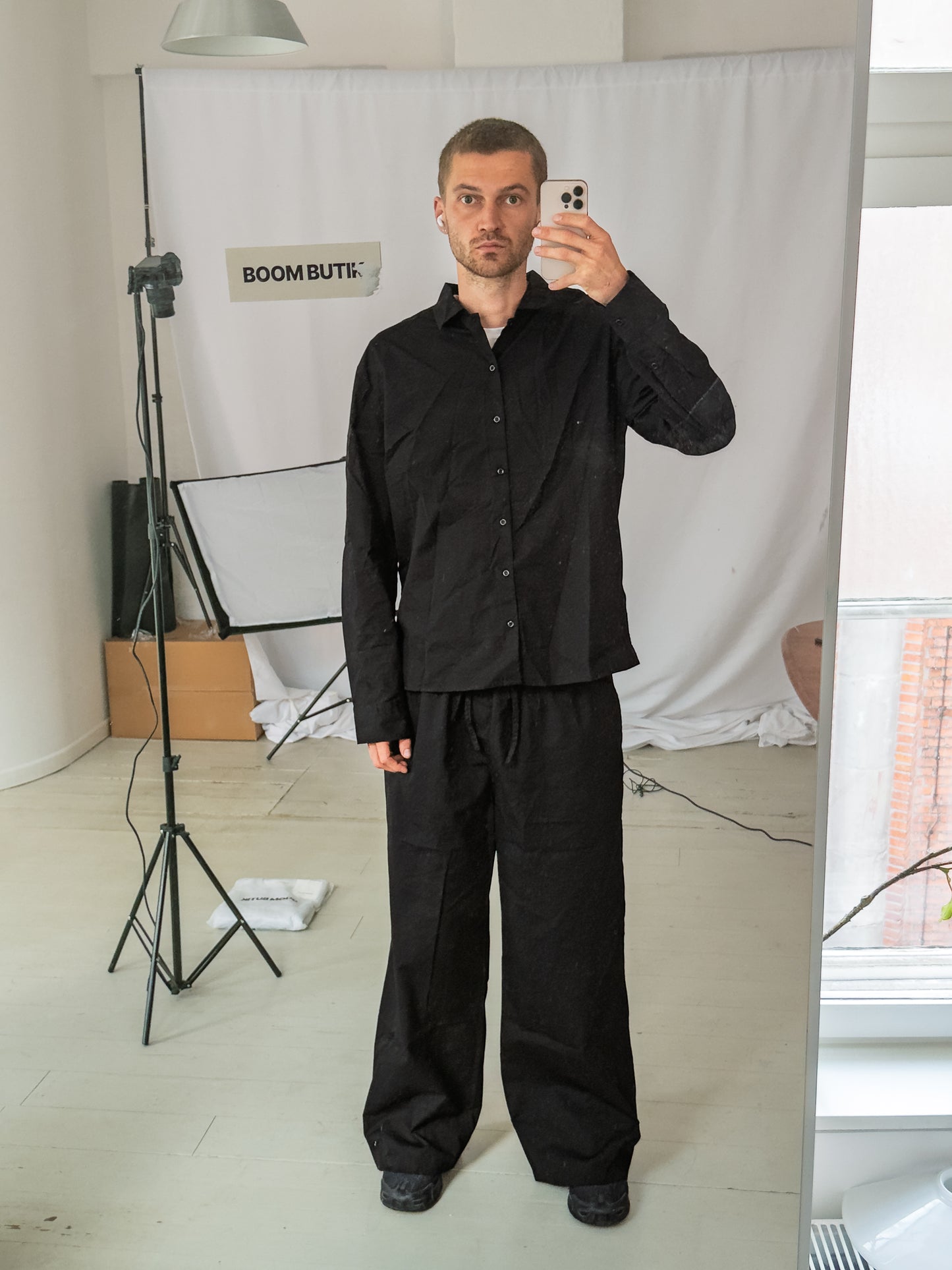 Viggo is 195 cm tall and wears size XL. | black