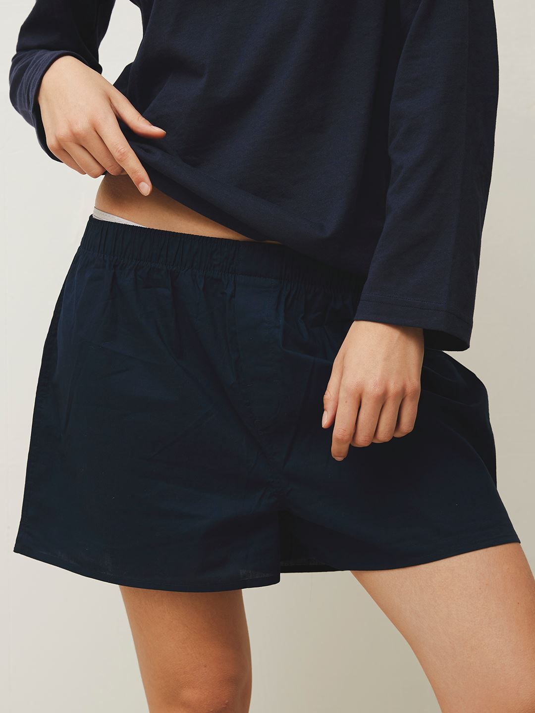 Laura is 180 cm tall and wears size M-L. | navy