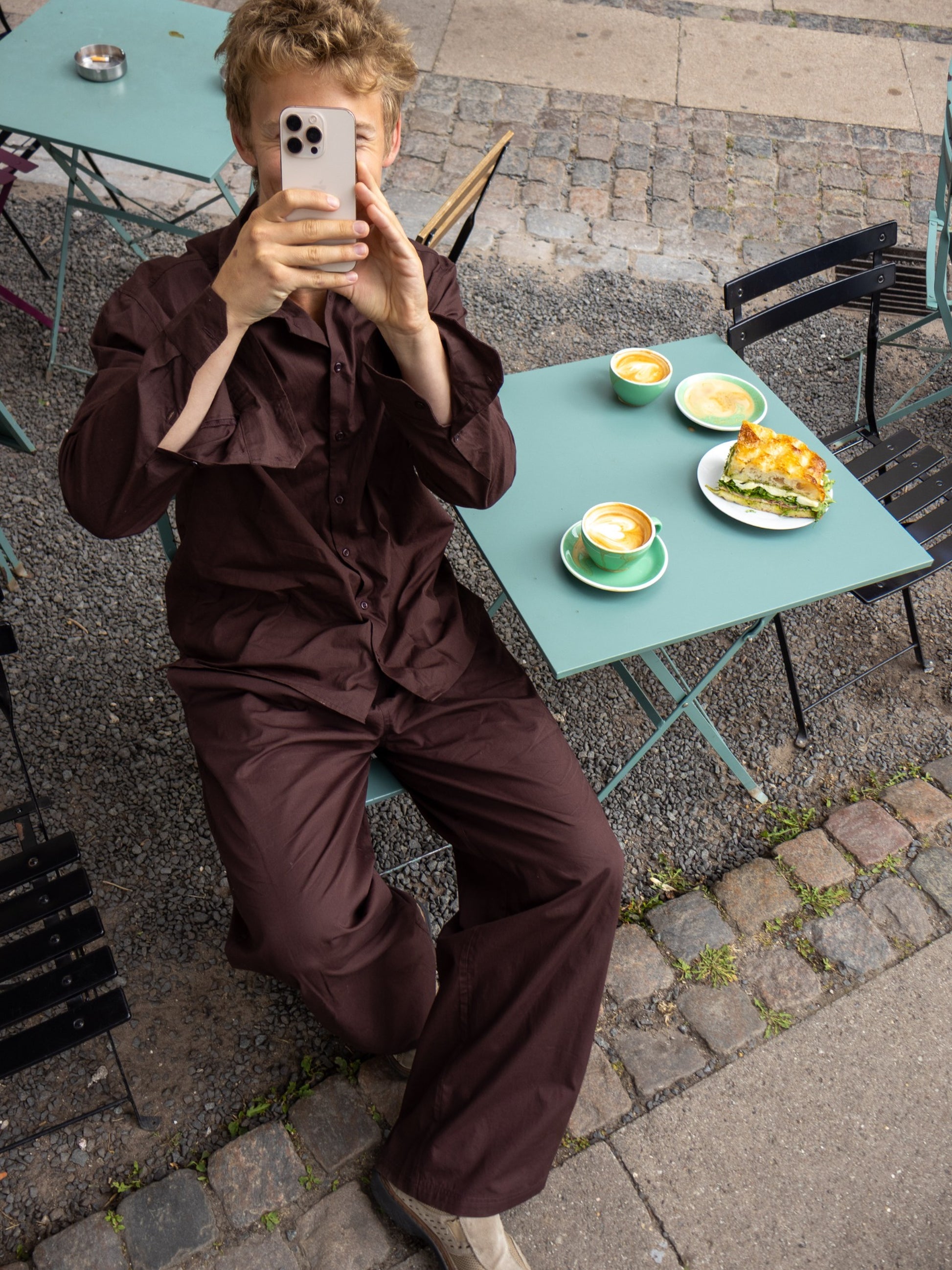 Peter is 188 cm tall and wears size L. 