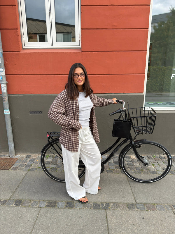 Katja is 170 cm tall and wears size M. | white