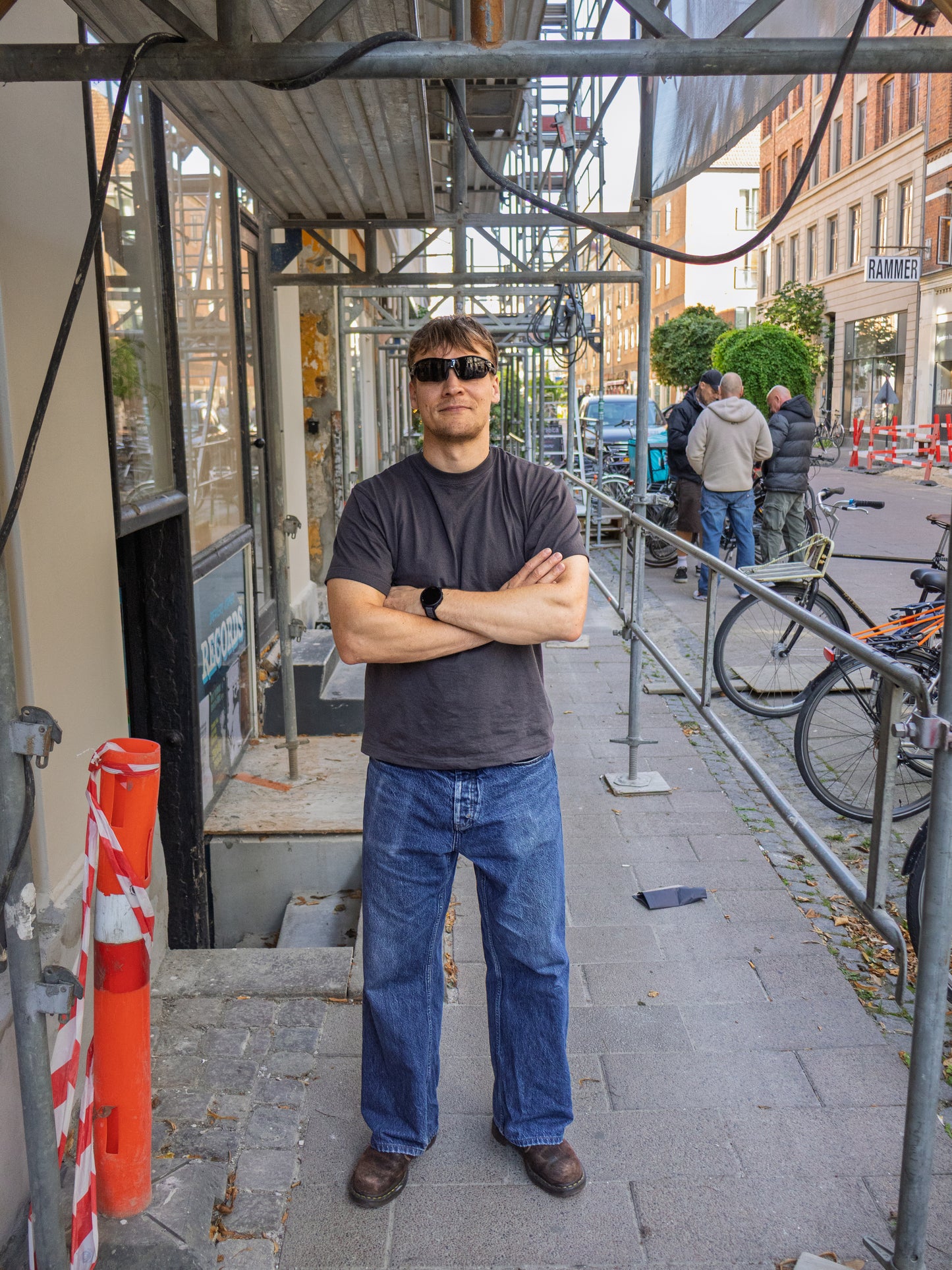 Johan is 179 cm tall and wears size L. | dark grey