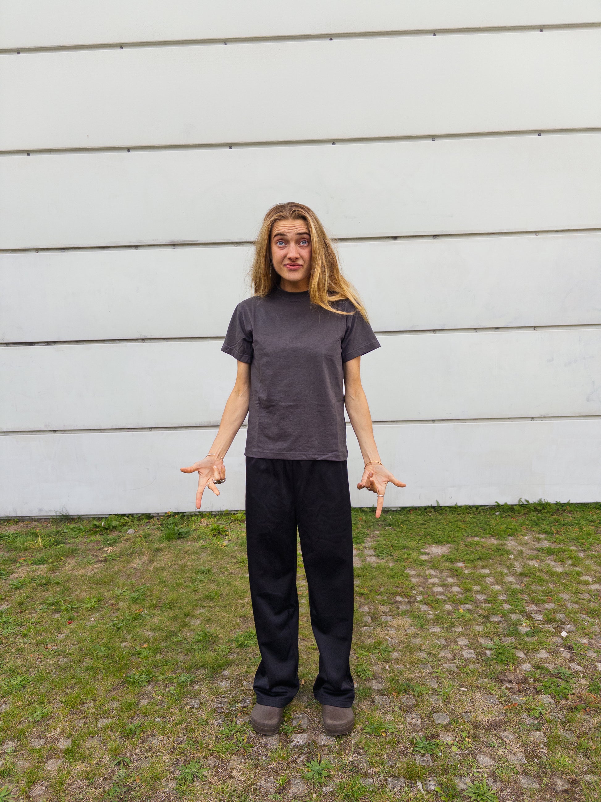 Alma is 174 cm tall and wears size M. | black