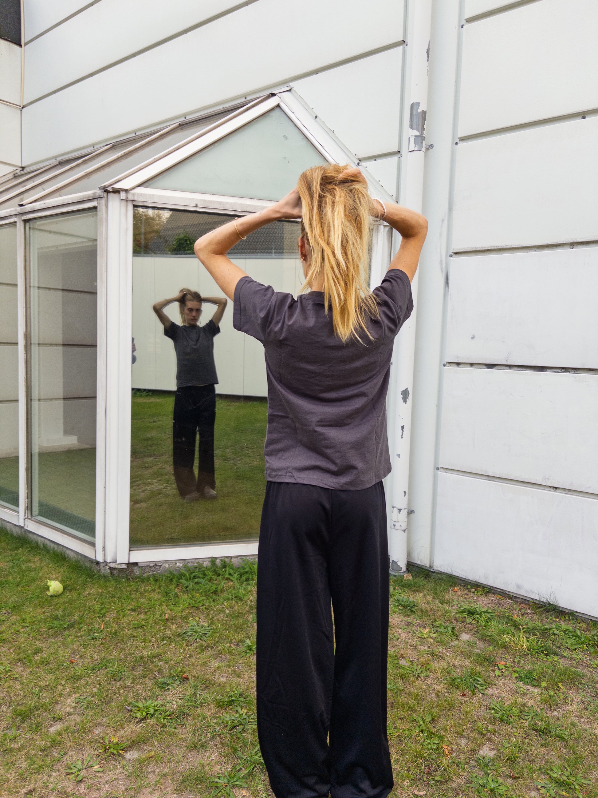 Alma is 174 cm tall and wears size M. | black