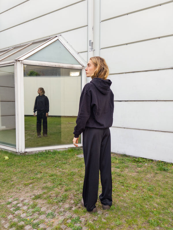 Alma is 174 cm tall and wears size M. | black