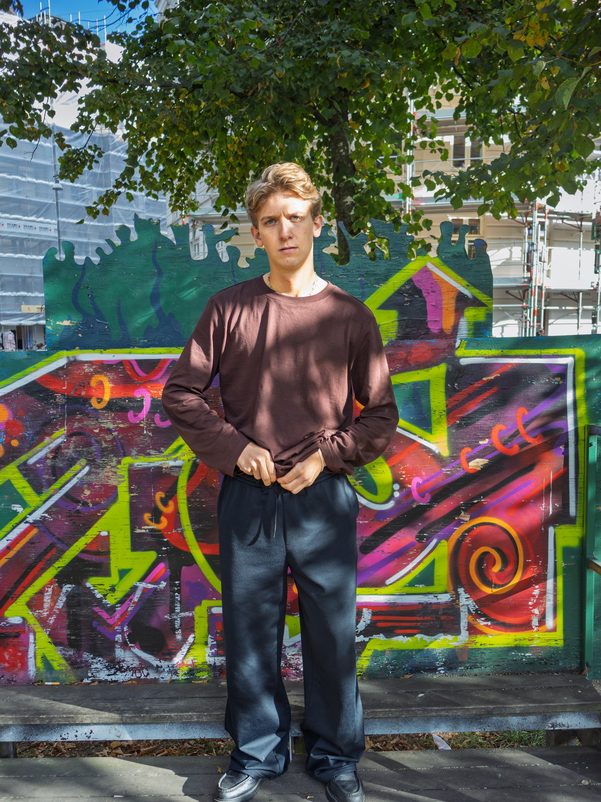 August is 185 cm tall and wears size XL. | black