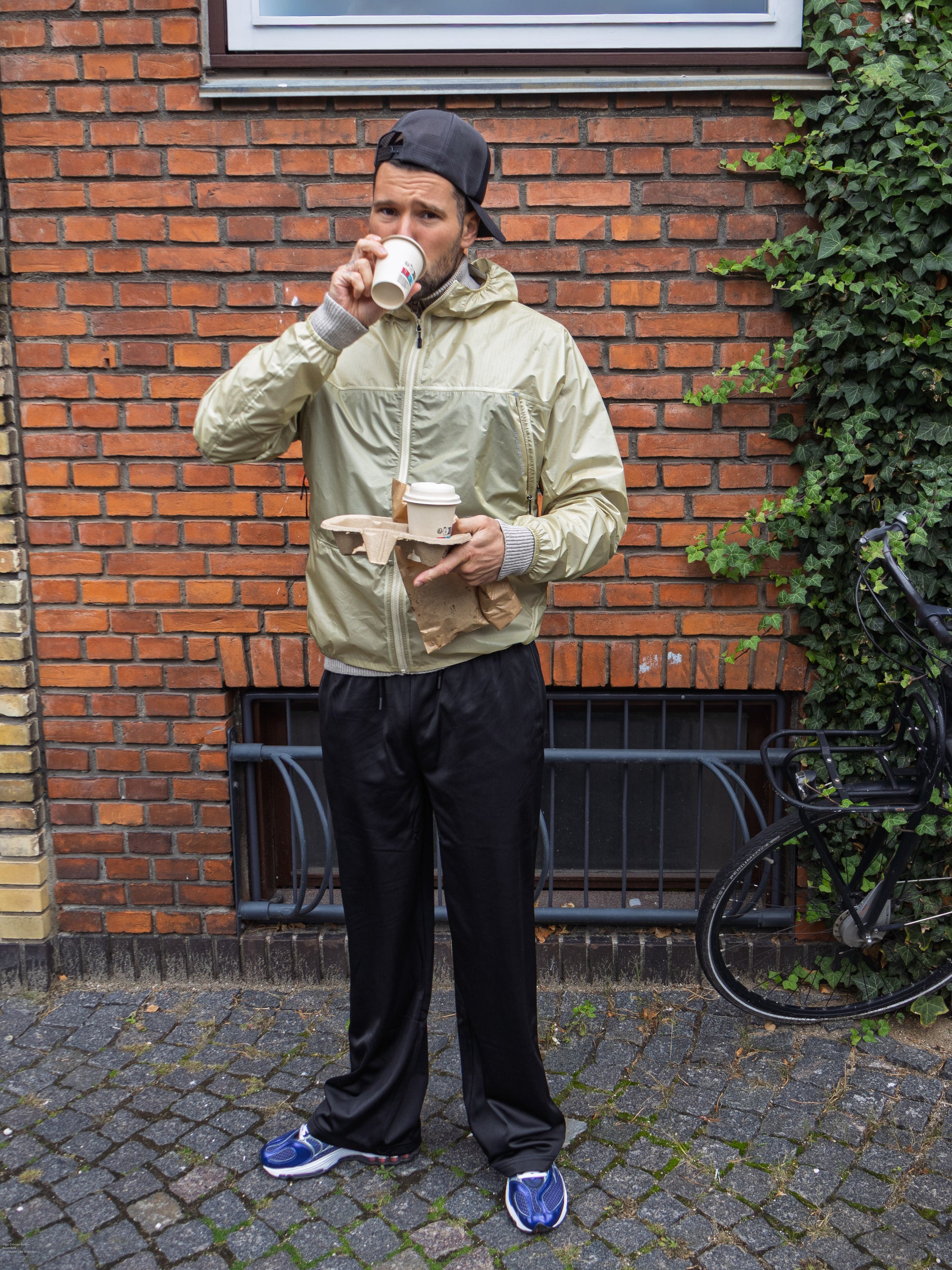 Andreas is 188 cm tall and wears size L. | black