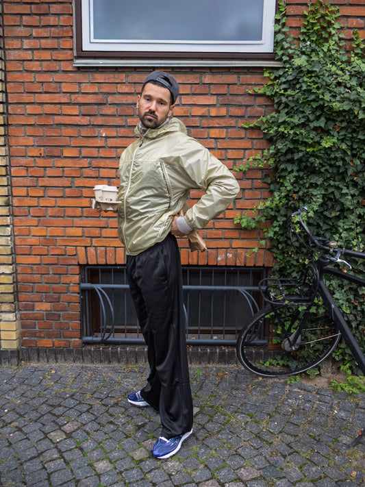 Andreas is 188 cm tall and wears size L. 