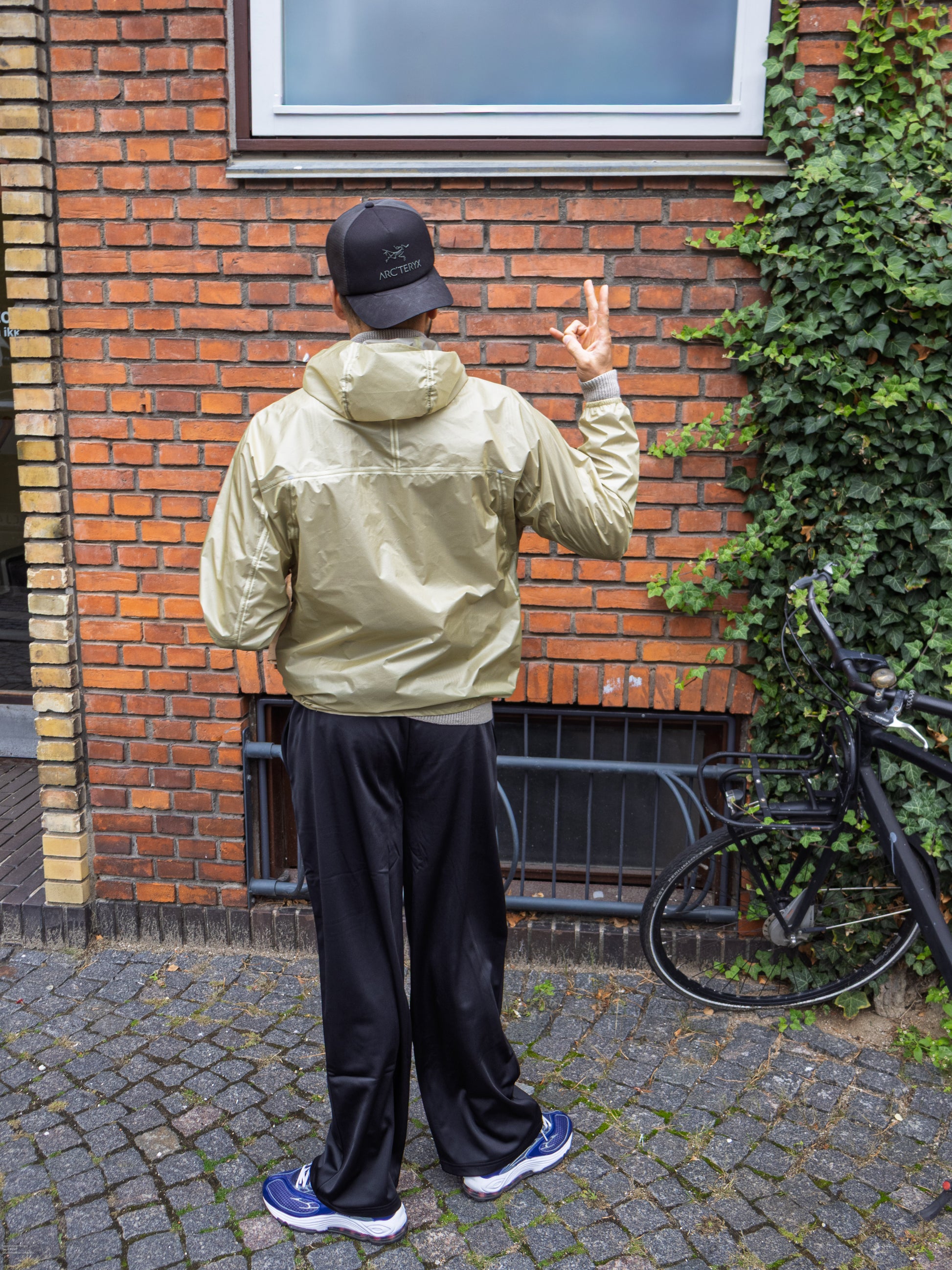 Andreas is 188 cm tall and wears size L. | black