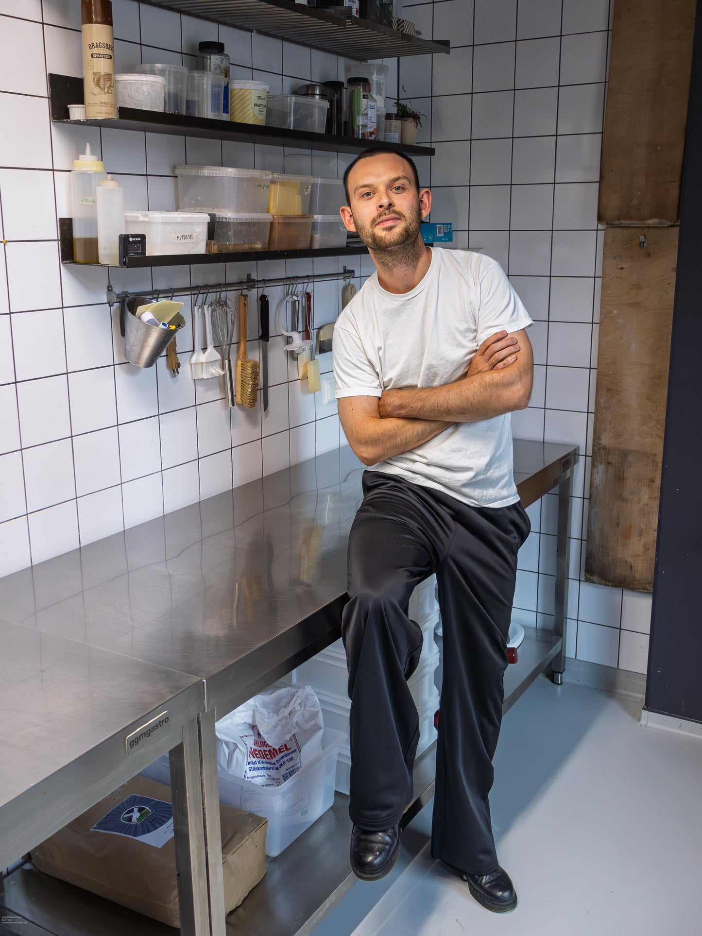 Peter is 181 cm tall and wears size L. | black