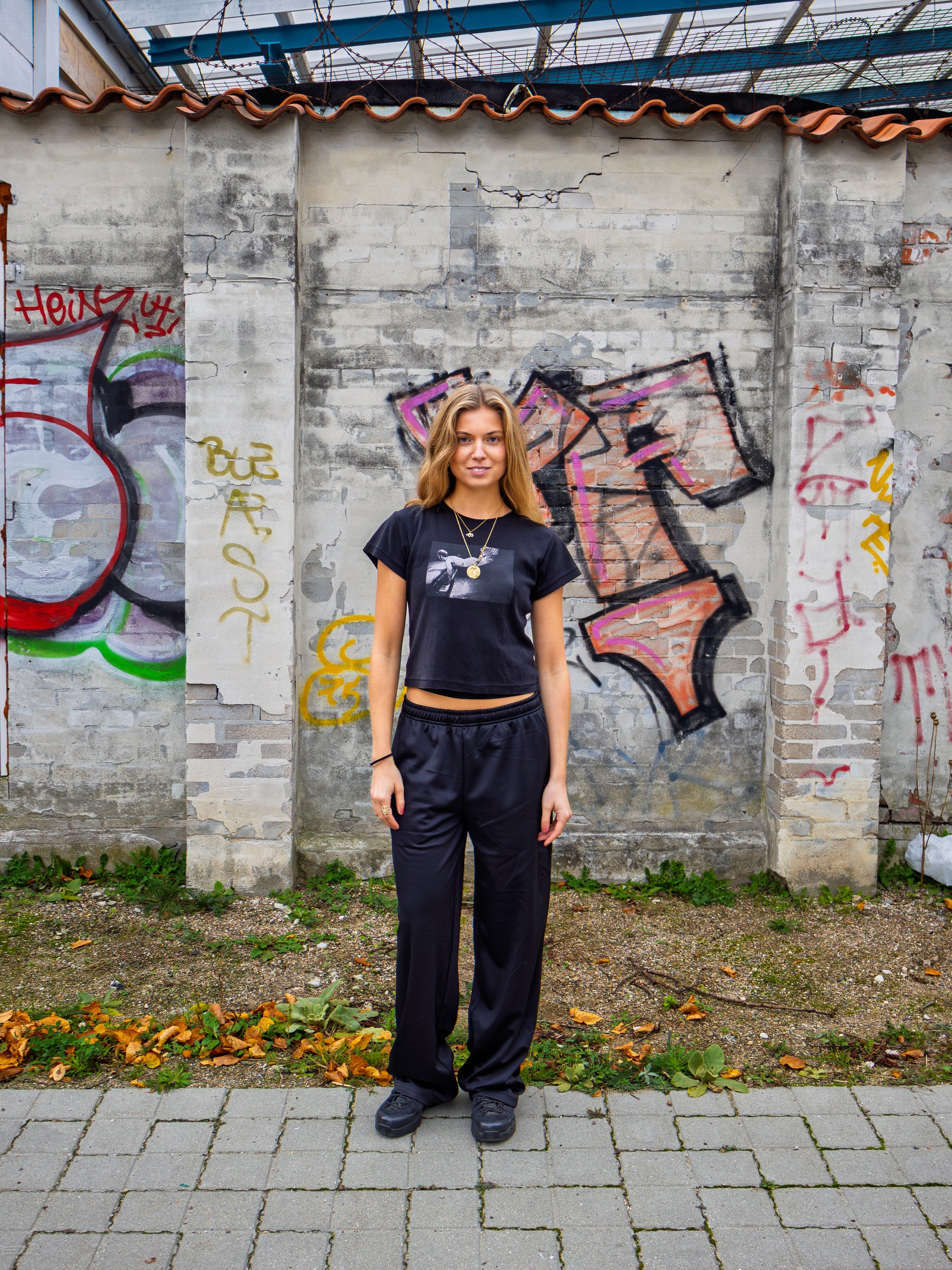 Wilma is 168 cm tall and wears size M. | black