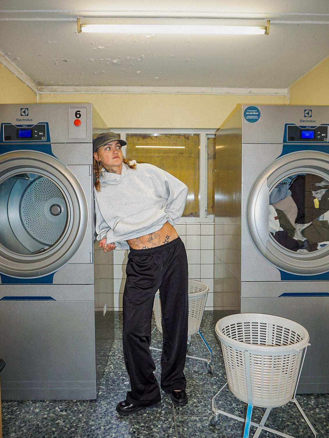 Andreas is 165 cm tall and wears size M. | black