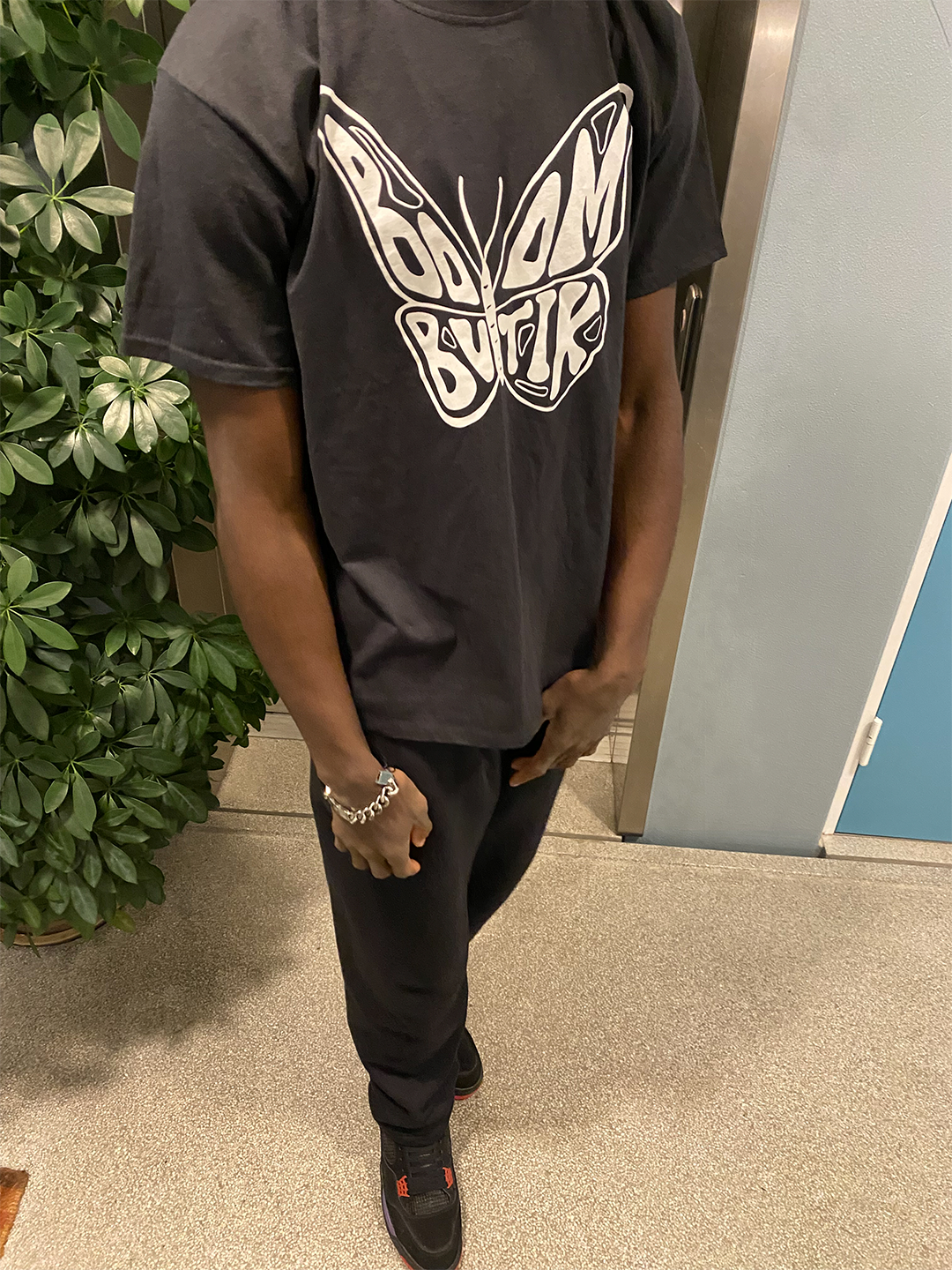 Gino is 194 cm tall and wears size L. | black with white logo