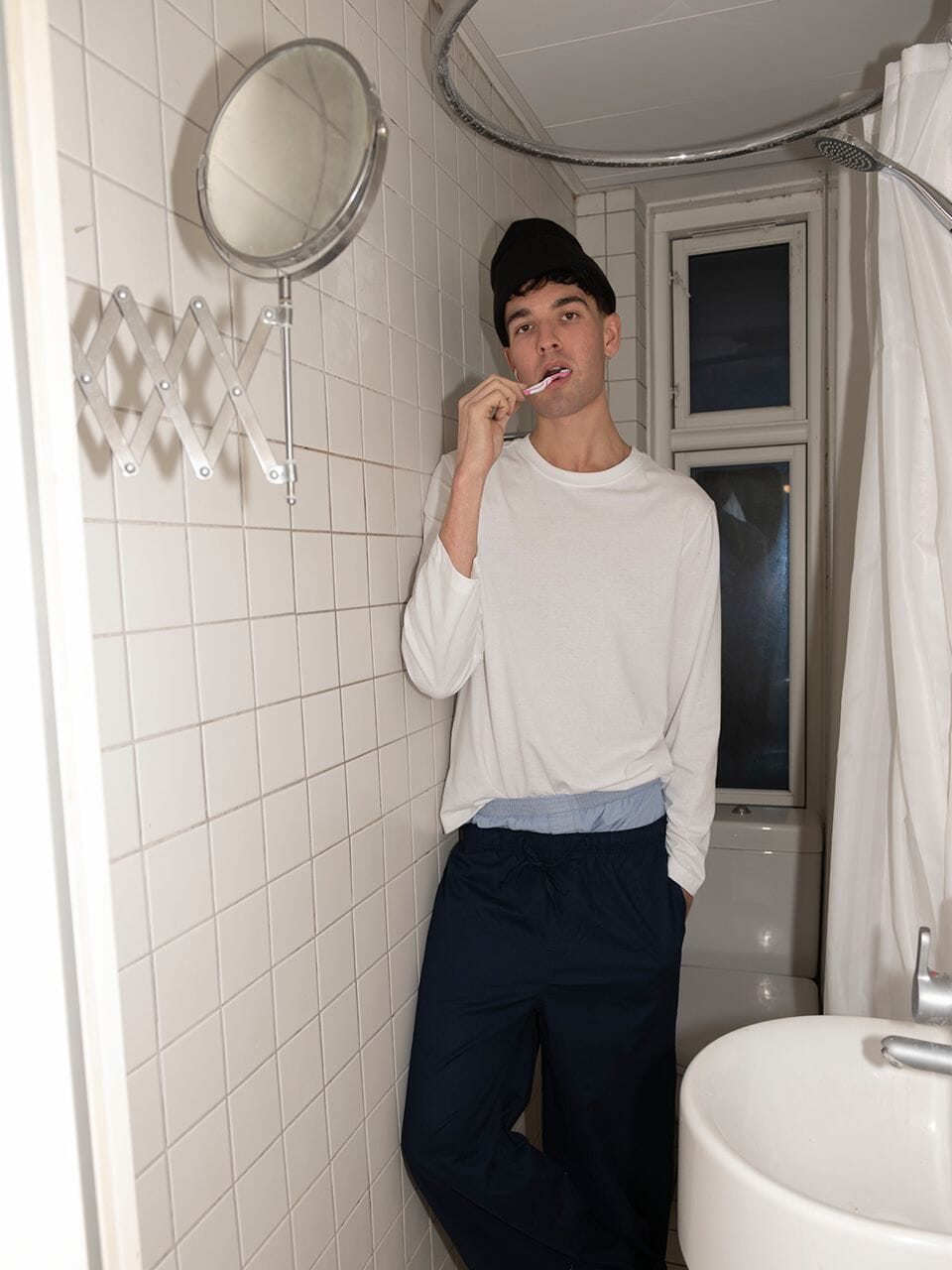 Hugo is 197 cm tall and wears size M-L.