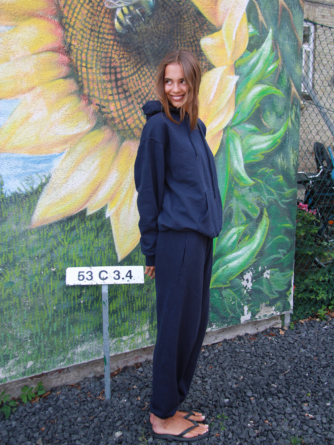 Sarah is 178 cm long and wears size M in both sweats and hoodie. 