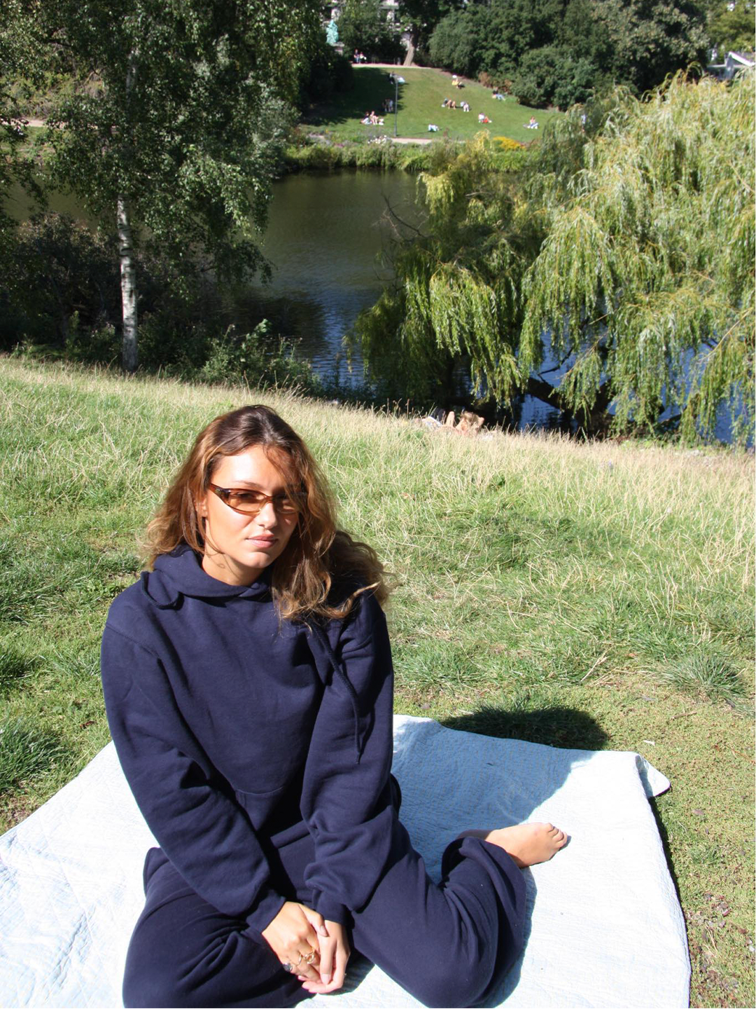 Anna is 174 cm long and wears size M in both sweats and hoodie. 