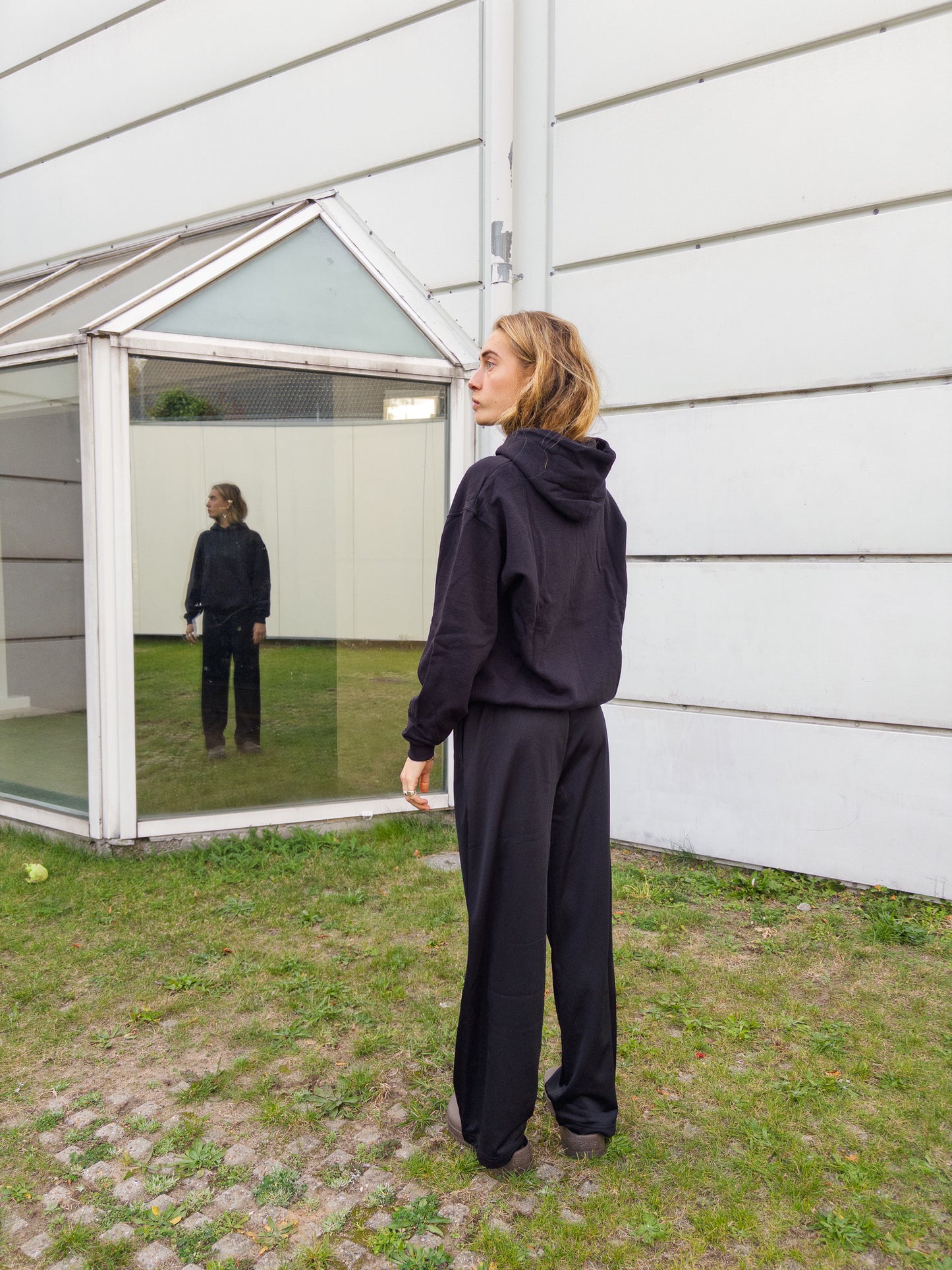 Alma is 174 cm tall and wears size M. | black