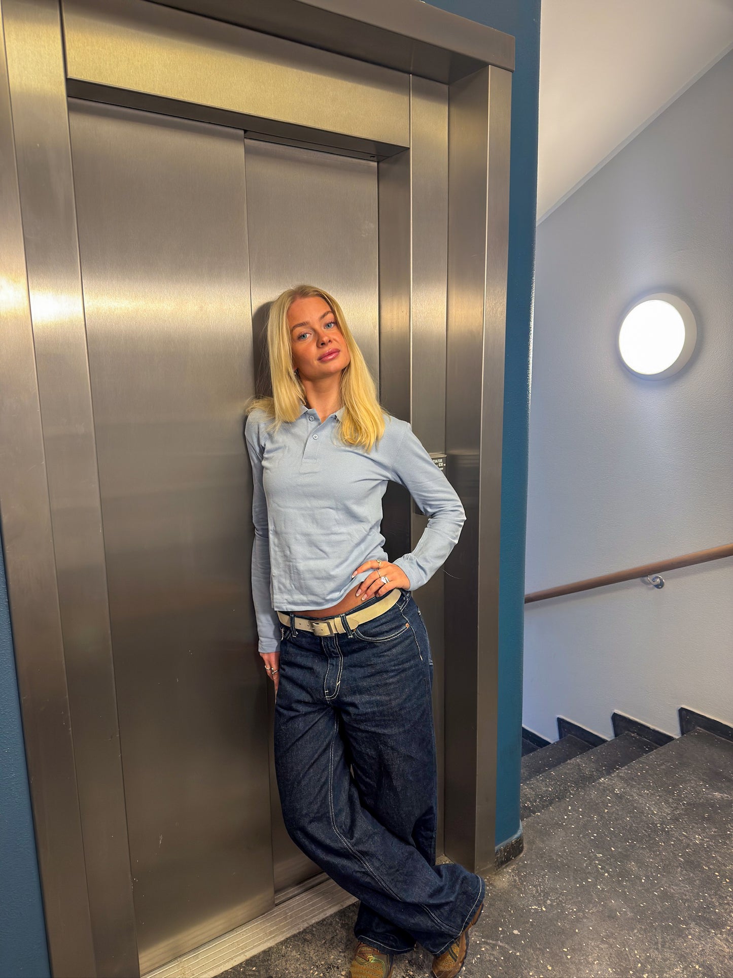 Cille is 165 cm tall and wears size S. | light blue