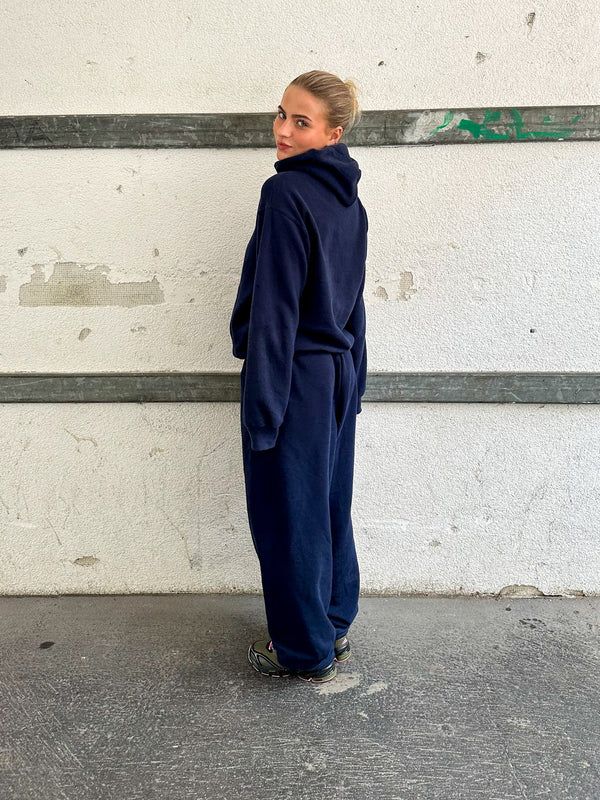 Erica is 163 cm tall and wears size M. | navy