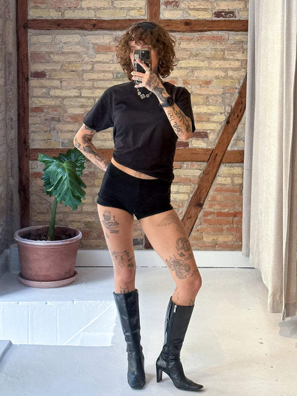 Astrid is 165 cm tall and wears size S. | black