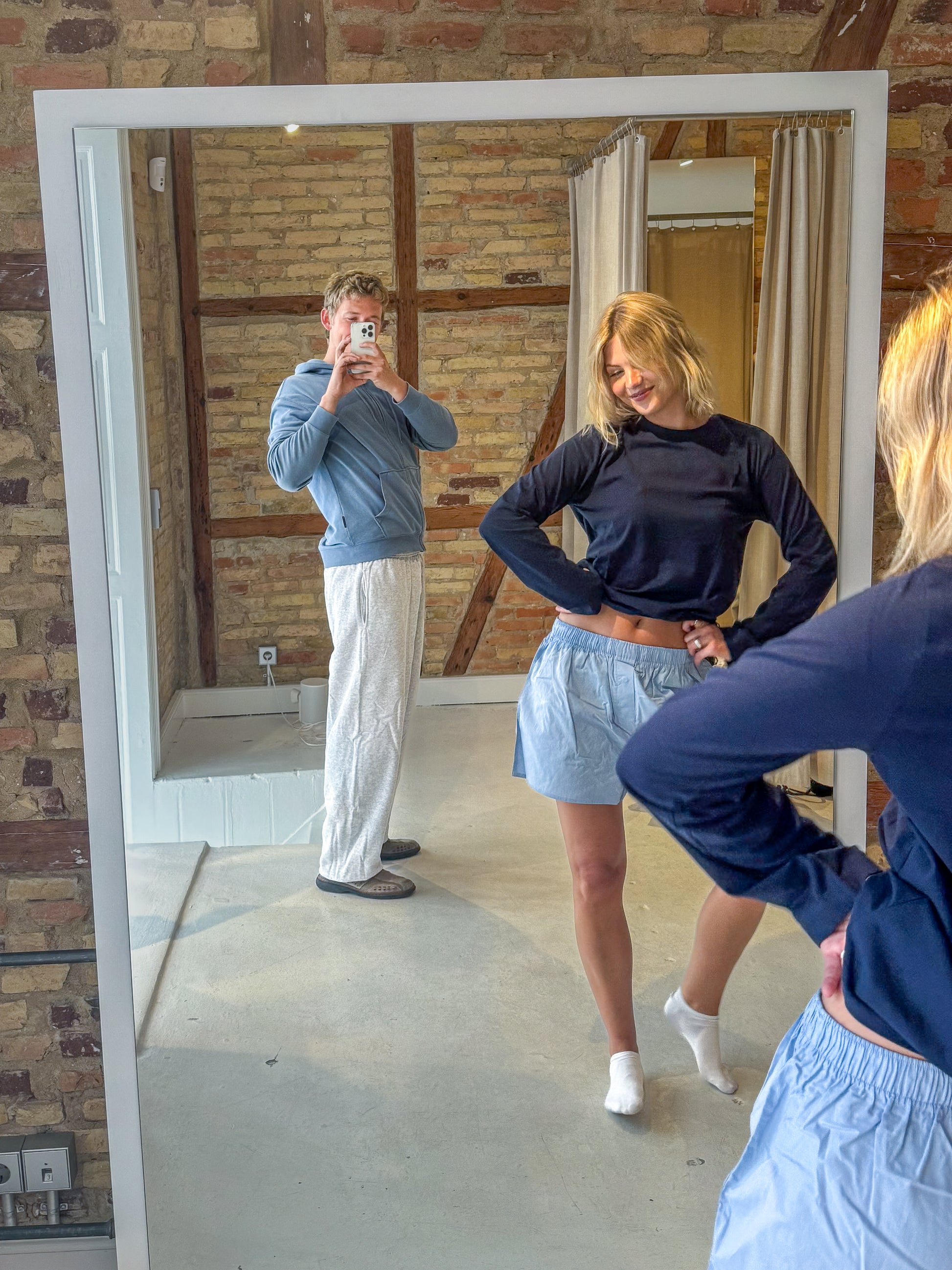 Peter is 188 cm tall and wears size XL. | grey