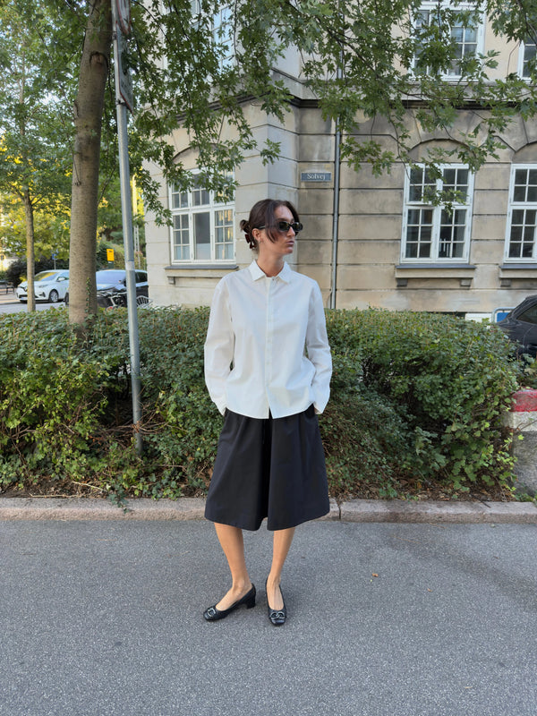 Rose is 176 cm tall and wears size M. | white