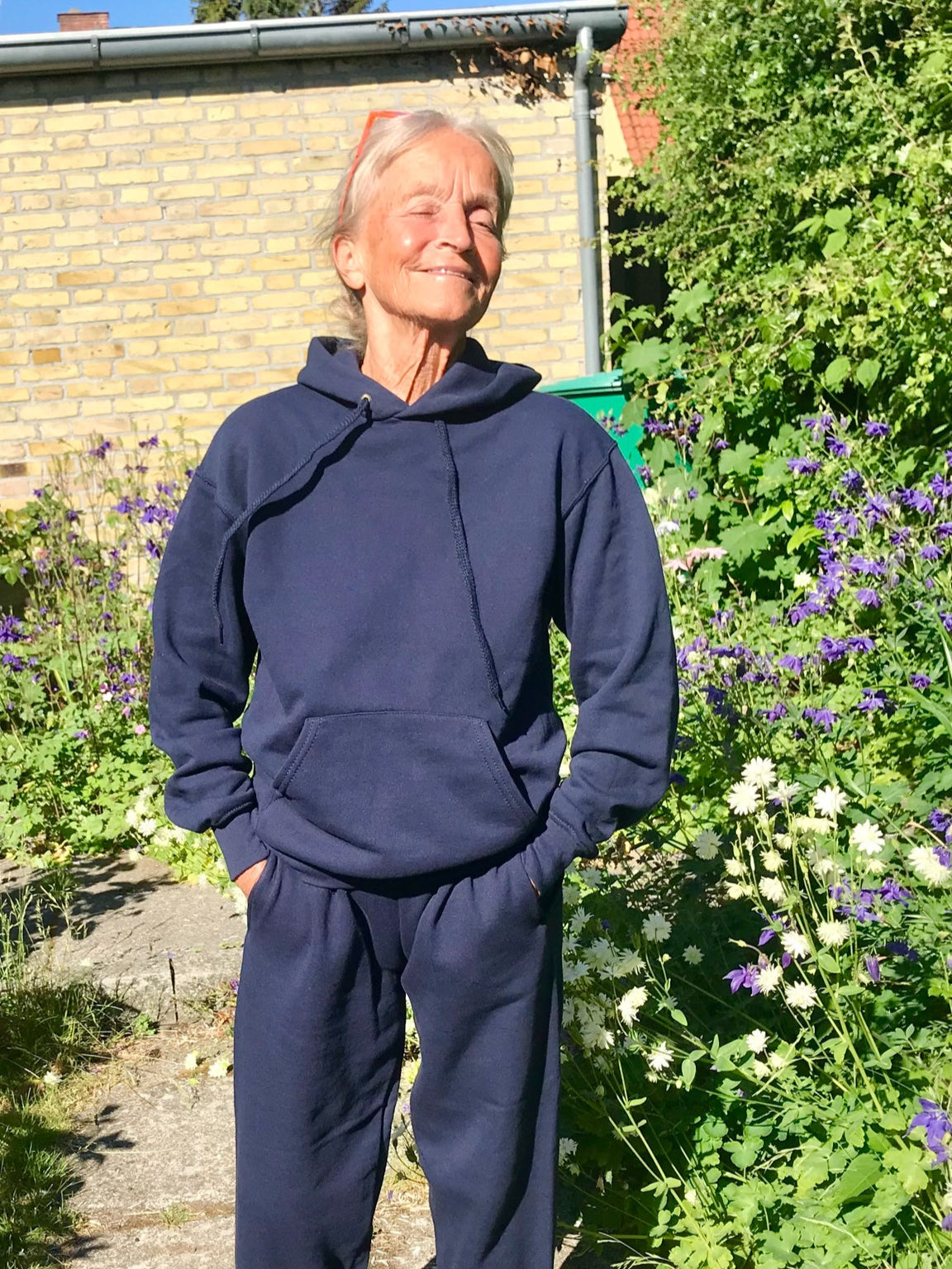 Bodil is 162 cm long and wears size S in both sweats and hoodie. 